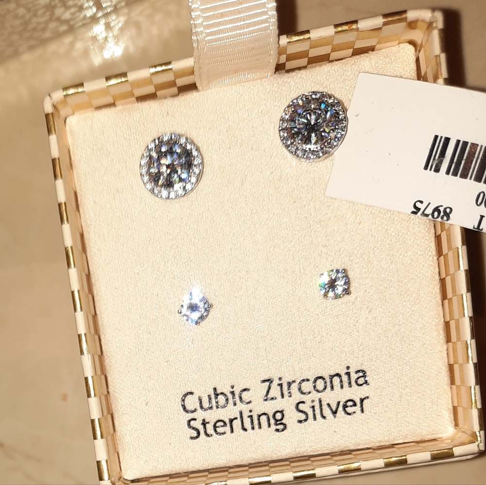 NWT LOT OF TWO PAIRS EARRINGS HALO AND SOLITAIRE BIRTHDAY GIFT 🎁 💕